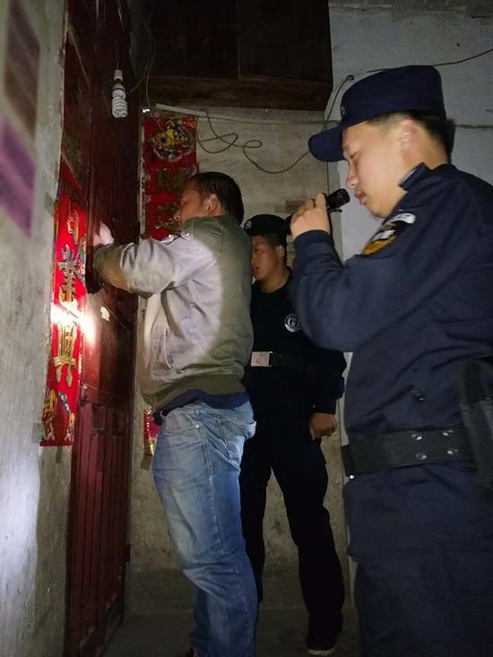 德卧镇粗心妈妈误将幼女锁家中 