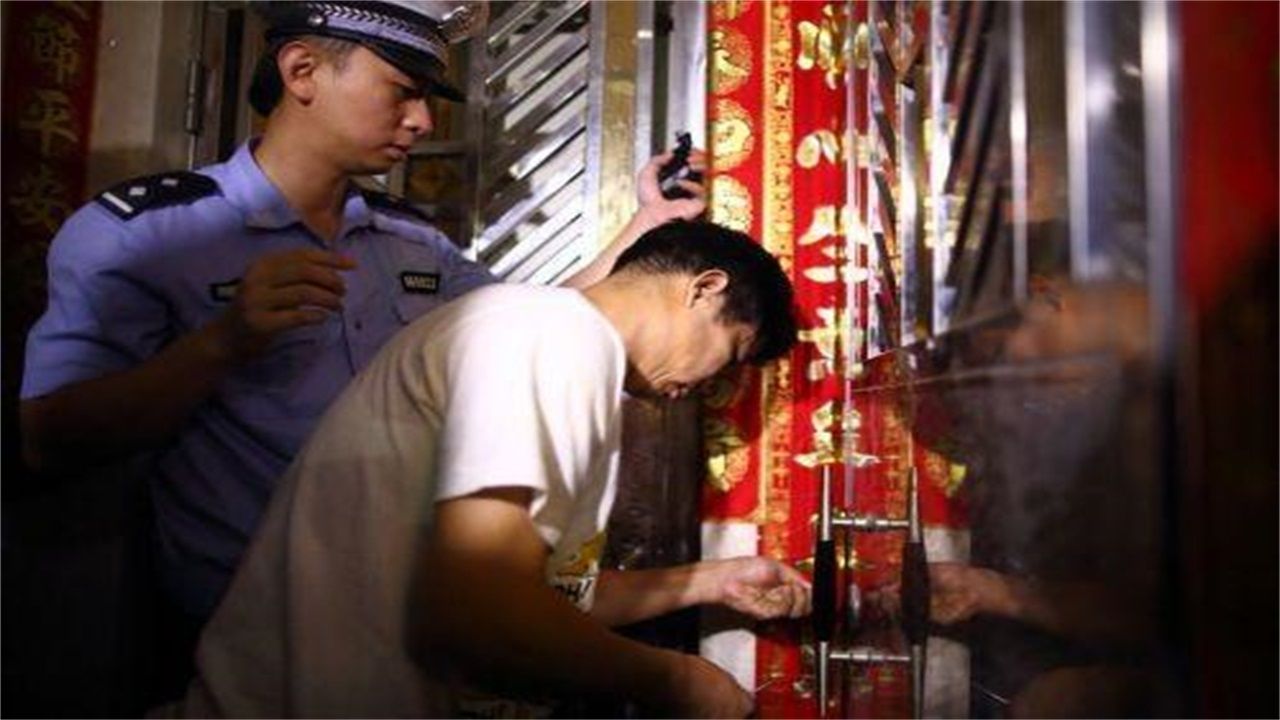德卧镇请开锁师傅开了锁后，师傅